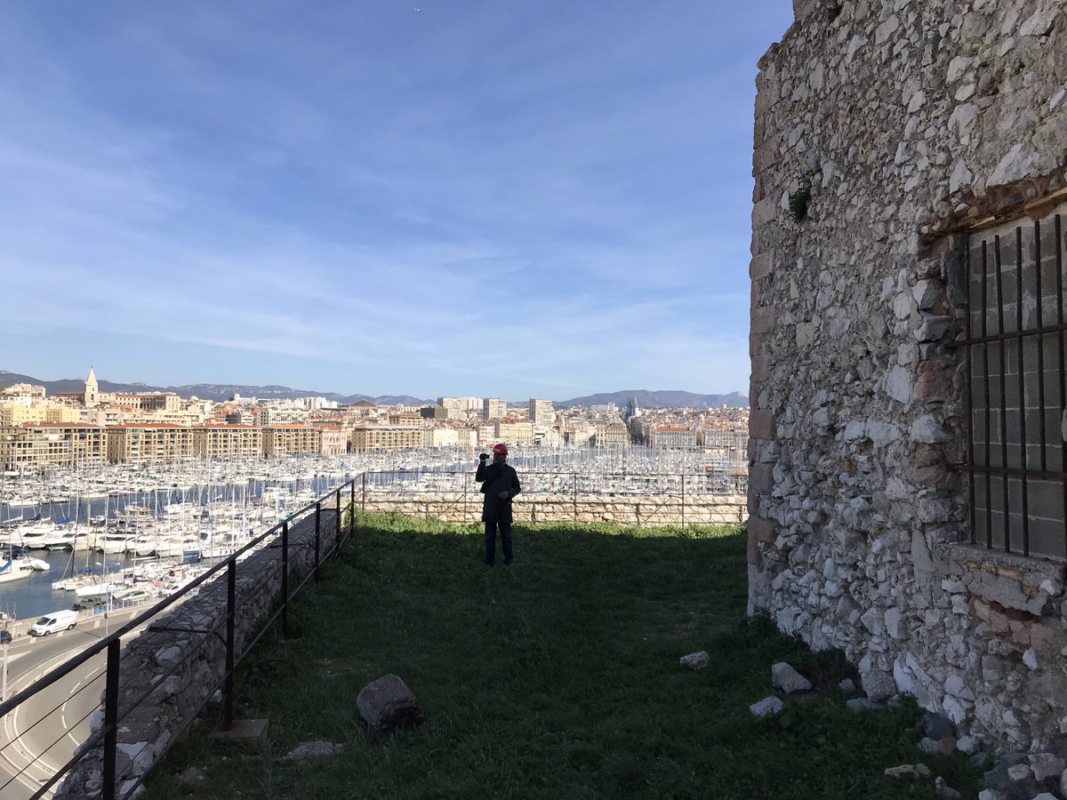 Bonjour Twitter, aujourd’hui j’ai signé un bail pour une Citadelle bâtie par Louis XIV, devenue prison pendant la 2de guerre mondiale. Le site fait 5 hectares. Il est sur le vieux-port de Marseille. L’état des lieux était lunaire… Pour tous les amoureux du patrimoine #thread ⤵️