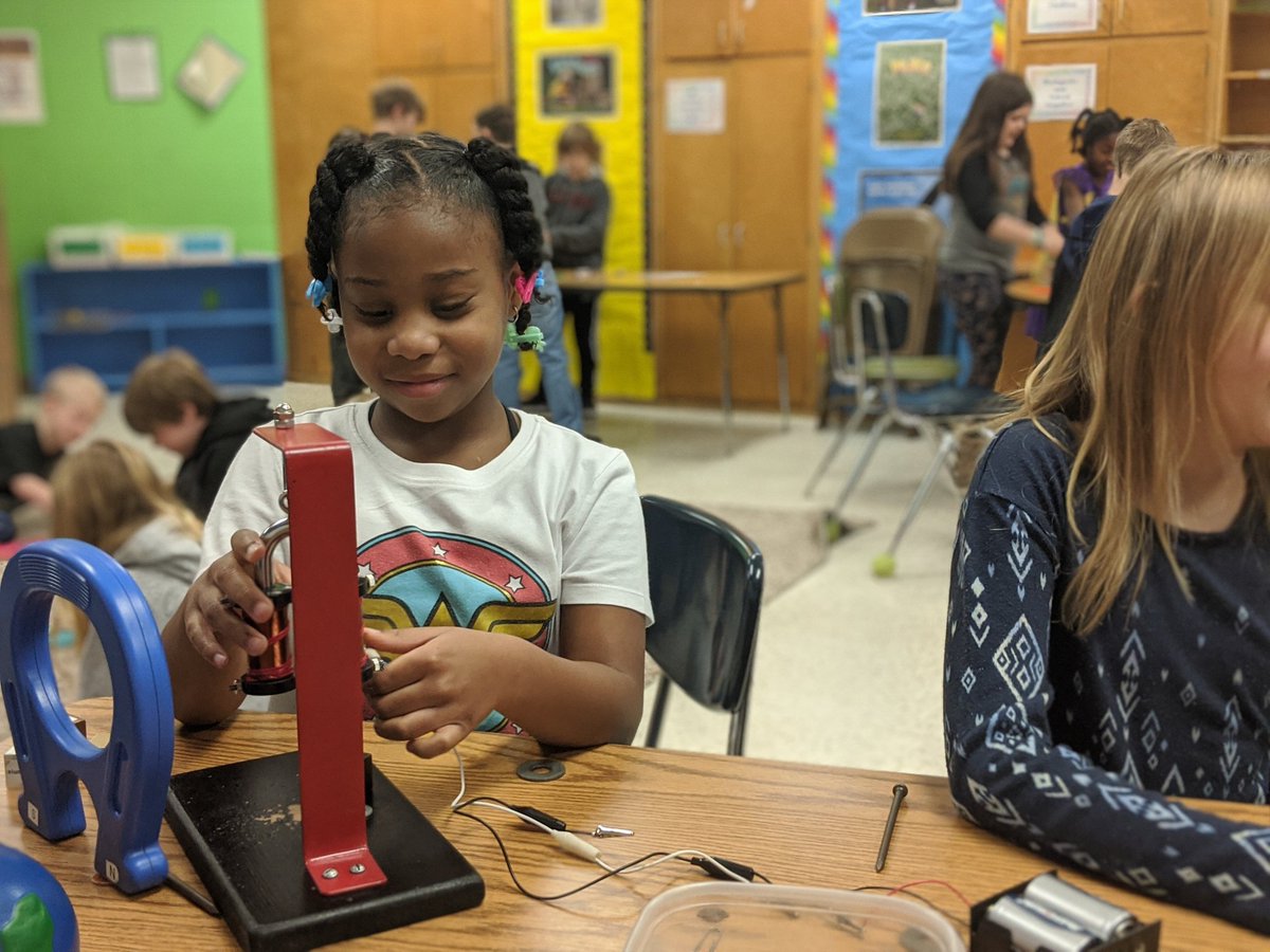 Lauren_CDM's tweet photo. Magnets are just SO much fun 🧲🤩 @cdmfun @hamcoschools #cdmfun #cdmoutreach https://t.co/tHMSyqeTuG