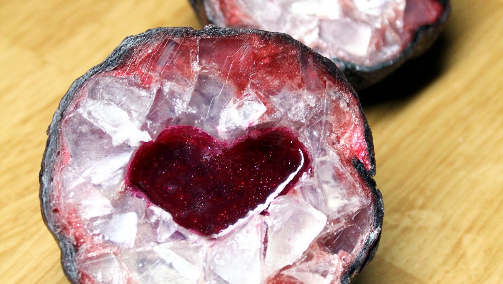 soapdeli's tweet image. You've got to check out this geode #soaptutorial with #heart shaped centers for #DIY #valentinesdaygifts this winter. Make homemade soaps that look like #geode crystal rocks with this step-by-step photo melt and pour #soaprecipe. soo.nr/Oc2T
#valentines #handmadegifts