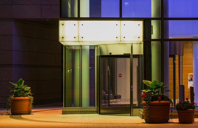 evolitellc's tweet image. This backlit glass canopy is suspended by steel framework and spider framing. Since Edgelit Light Panels are so thin, they can successfully backlight the glass without causing visible shadowing of the structural elements. #backlighting #backlitglass bit.ly/2vmFkvk