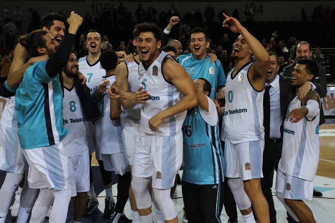 TT_Basketbol's tweet photo. Birlikte nice zaferlere! 💪🚀
Teşekkürler Ankara ❤ https://t.co/Aa2YRaoP96