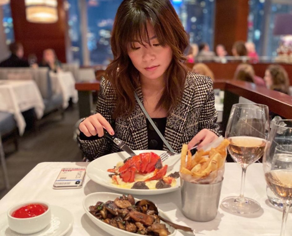 Meet us for dinner tonight at <a href="/porterhouse_ny/">Porter House B & G</a>. 
// <a href="/peachytravels/">Jessica</a>