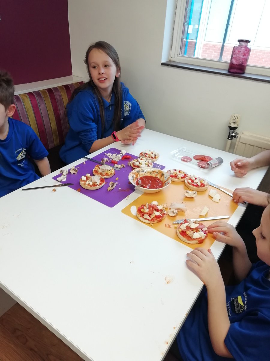 CookingClublps1's tweet photo. Pizza muffins were on the menu this afternoon. Lots of toppings to choose from. @LPS_HFD @1AP_LPS @1RP_LPS @6EW_LPS @6SB_LPS @6JB_LPS #cooking #healthyeating #cookingclub https://t.co/uktLn47bfU