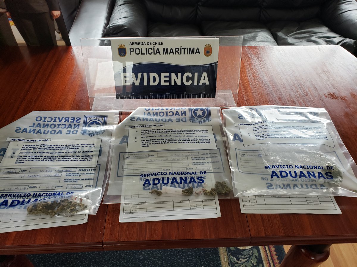 DGTM_Chile's tweet photo. Personal de la #CaPuerto de Cisnes, junto a @AduanaCL y el apoyo del Binomio Canino de la Gob. Marítima de Aysén, detectaron la existencia de drogas entre las pertenencias de tres pasajeros a la recalada de Motonave, proveniente del Puerto de Quellón.
@Armada_Chile https://t.co/Ir3iK85NWy