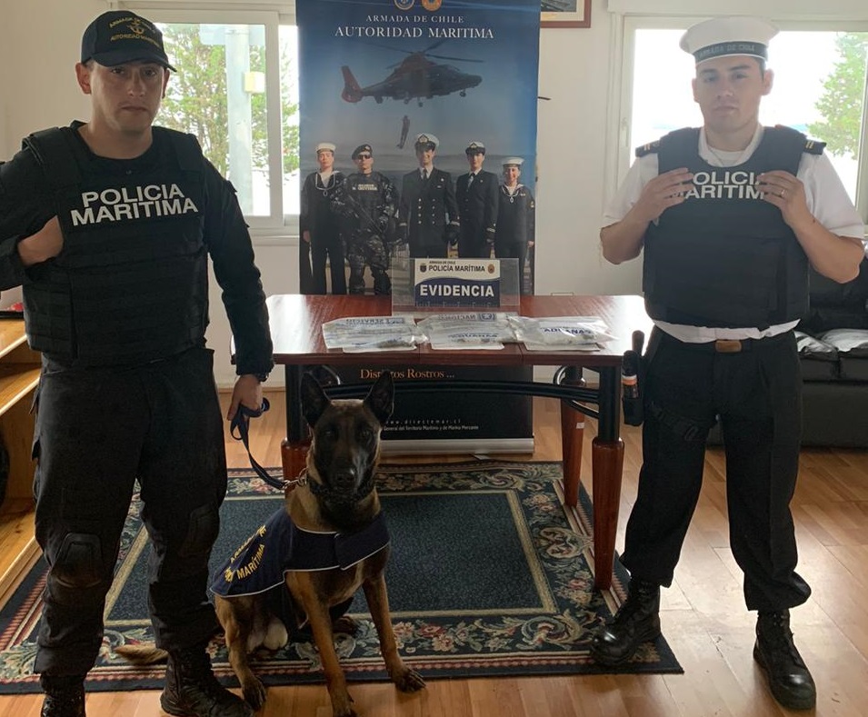 DGTM_Chile's tweet photo. Personal de la #CaPuerto de Cisnes, junto a @AduanaCL y el apoyo del Binomio Canino de la Gob. Marítima de Aysén, detectaron la existencia de drogas entre las pertenencias de tres pasajeros a la recalada de Motonave, proveniente del Puerto de Quellón.
@Armada_Chile https://t.co/Ir3iK85NWy