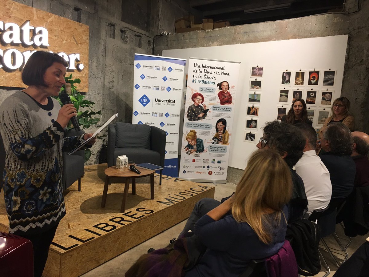UIBuniversitat's tweet photo. Comença #Pioneres, amb una conversa entre @FerragutMar i #LauraFerrer, investigadora UIB. Parlam de la trajectòria acadèmica i personal de #MontserratCasas, que va ser Rectora UIB. Gràcies @ratacorner per l’acollida! #11FBalears https://t.co/XdaBMNOQdH