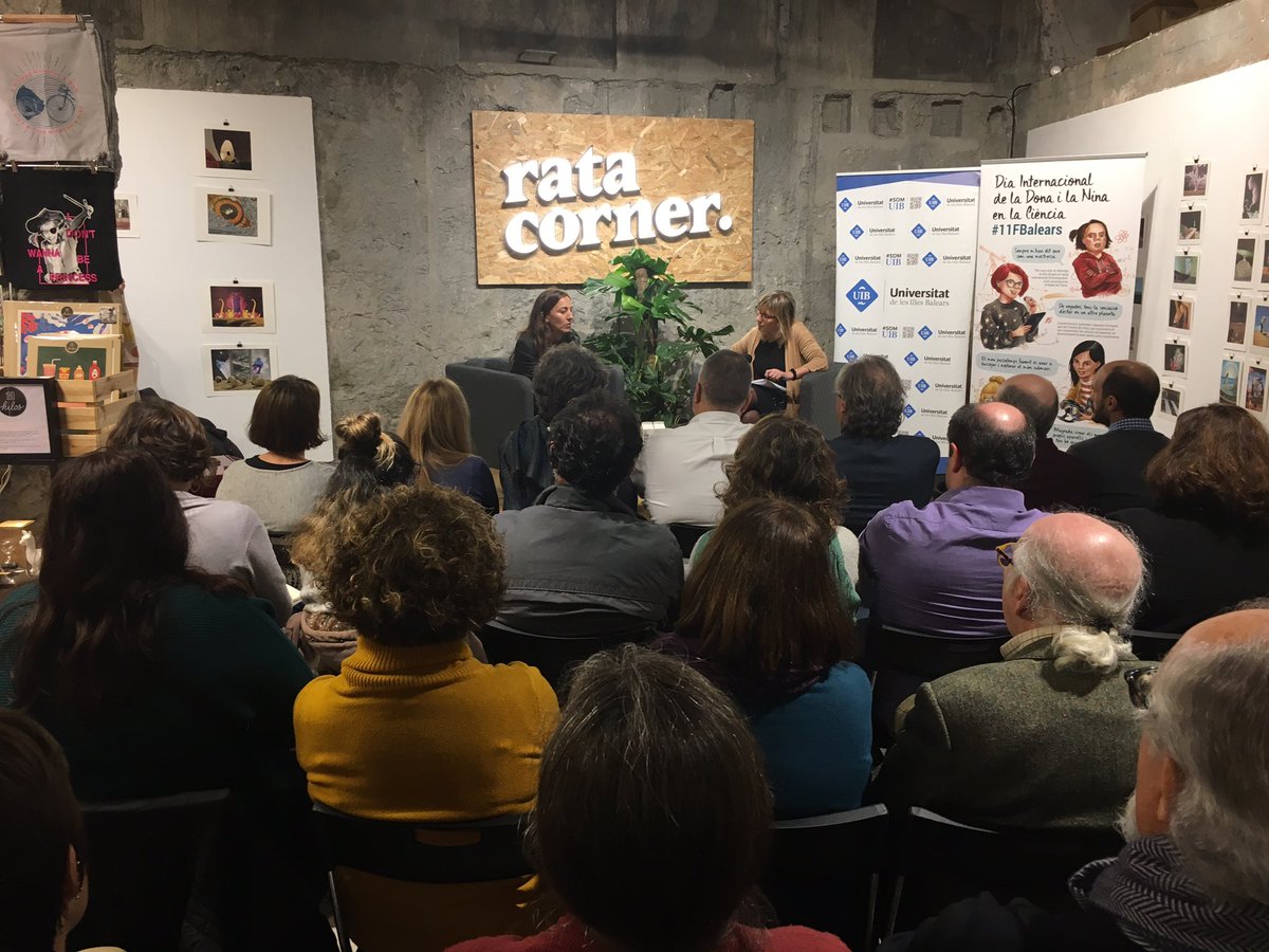 UIBuniversitat's tweet photo. Comença #Pioneres, amb una conversa entre @FerragutMar i #LauraFerrer, investigadora UIB. Parlam de la trajectòria acadèmica i personal de #MontserratCasas, que va ser Rectora UIB. Gràcies @ratacorner per l’acollida! #11FBalears https://t.co/XdaBMNOQdH