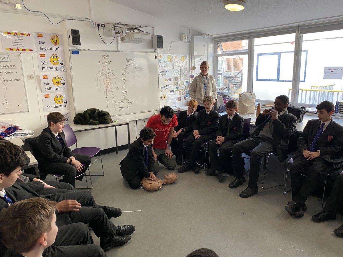 MrMissen_PE's tweet photo. Emergency first aid in CPR and bleeding for Yr 7 in today’s PSHCE afternoon ✅ A massive thank you to @StreetDoctors West London team for some brilliant sessions with some very enthusiastic young men! We would love to have you back soon... #savinglives #essentiallifeskill https://t.co/oIetVPl85O
