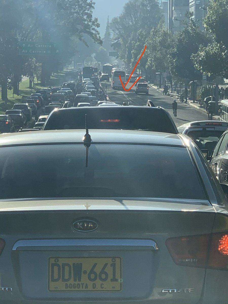 beforero's tweet image. Que esperan los “expertos en movilidad” de @SectorMovilidad al hacer este embudo convirtiendo un puente (calle 100 con 15) de 3 carriles en 2 a la salida? 😱😳. Es ridiculo