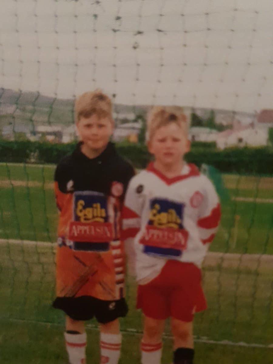 Stuðningsmannabolurinn 2020 er klár! 

Endurgerð af þessari eftirminnilegu treyju er til sölu hjá KND á litlar 5990kr! Pantanir á odinnsvan89@gmail.com!

Á myndinni má svo sjá okkar menn <a href="/ronnimall/">Aron Einar</a> og <a href="/ArnorGunnarsson/">Arnór Þór Gunnarsson</a> í þessum geggjuðu treyjum!