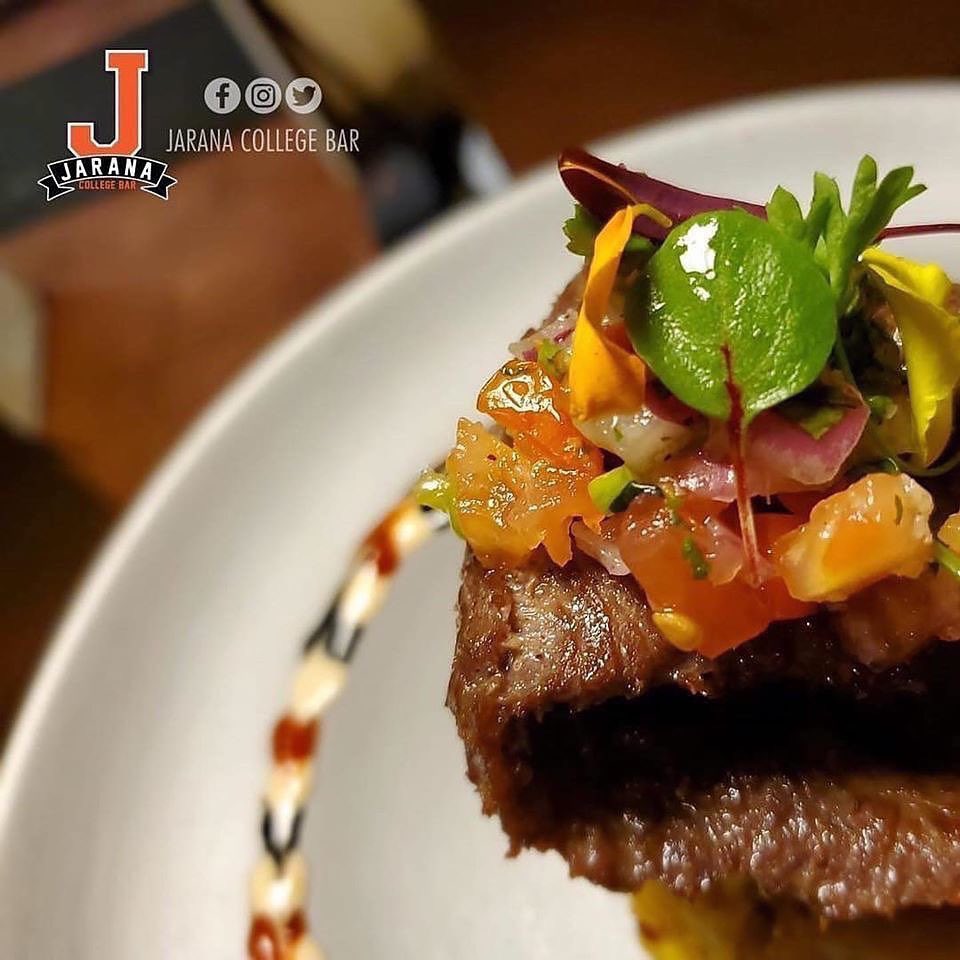 JaranaCollegeB's tweet photo. ❗️Happy hour❗️#Miércoles
TITO’S VODKA $3 🍹 12oz
Siempre con jugos naturales 🍊🍋🍍
Acompañalo con un churrasco por solo $8. ¿Se te antoja? 🤤 
#vodka #mayaguez #labosque https://t.co/RM61WPtnqT