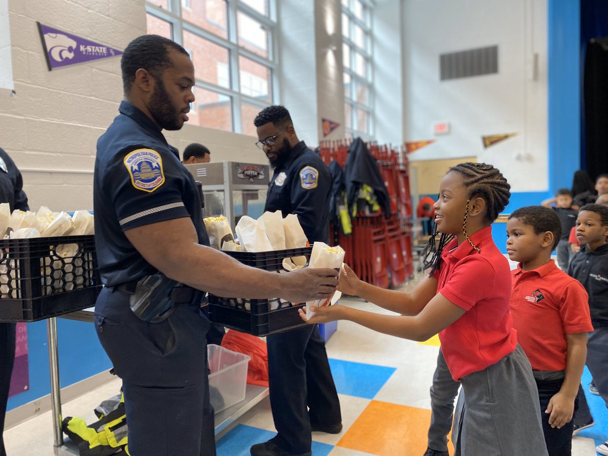 AchievementPrep's tweet photo. We would like to send at HUGE #APrepShoutout to @dcpolicedept for showing up for our ES scholars for the officer friendly presentation. The popcorn and popsicles were also a treat and our scholars and community appreciates you all and your service. 👮‍♂️👮🍿#APrepES #DCPD #jfactor https://t.co/bVeSwRs4TP