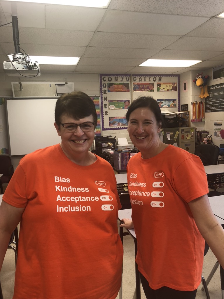 SouthernMSAACPS's tweet photo. Southern Middle Celebrates #unityday2019! Wear orange. You are #AACPSAwesome 🍊🍊 https://t.co/q38awxijYl