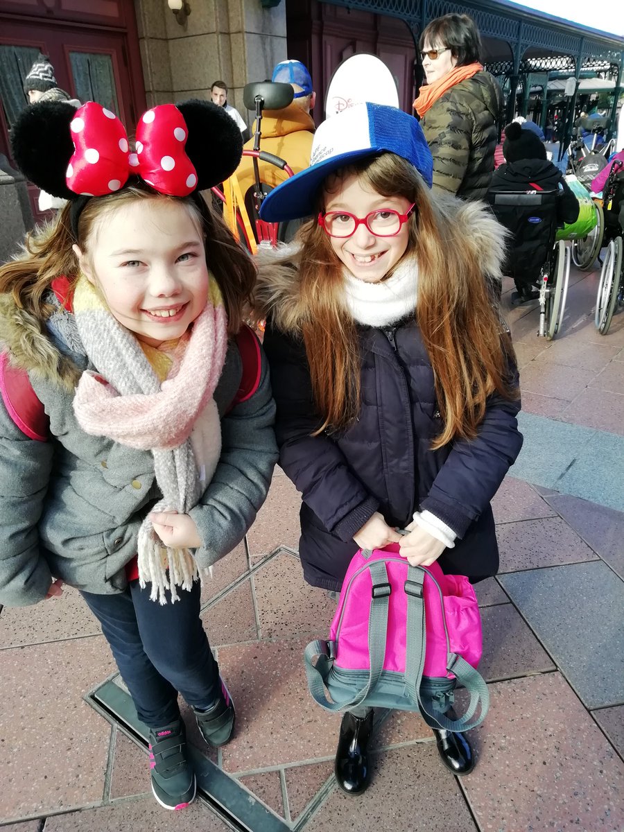 jeunes_apfhandi's tweet photo. Journée APF France handicap à  Disneyland Paris!!! Merci aux @volontears. 450 jeunes ont profité des deux parcs. Que du bonheur https://t.co/JWWGIly2JO