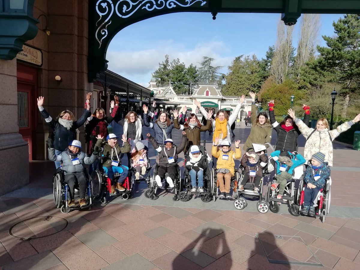 jeunes_apfhandi's tweet photo. Journée APF France handicap à  Disneyland Paris!!! Merci aux @volontears. 450 jeunes ont profité des deux parcs. Que du bonheur https://t.co/JWWGIly2JO