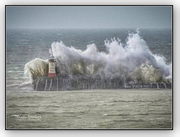 TweakyBlinders's tweet photo. When Ciarra came to town. Newhaven, East Sussex @BBCSussex @ninaridge1 @carolkirkwood @Kate_Kinsella @BBCWthrWatchers @SussexWeather @SussexLifeMag @NewhavenMarine @holycow_seaford @pad2pad @hairymash #Ciarra #Newhaven #Lighthouse #TweakyBlinders https://t.co/mdQelfQGCf