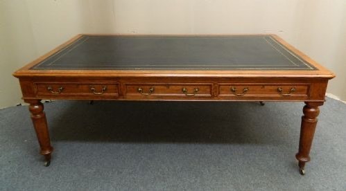 atheyantiques's tweet image. good quality large oak library table...The top having a black tooled leather writing surface with gold edge detail, six frieze drawers with brass handles, raised on turned legs terminating in brass casters... #atheyantiques #librarytable #antiquewritingtable #antiquetables #…