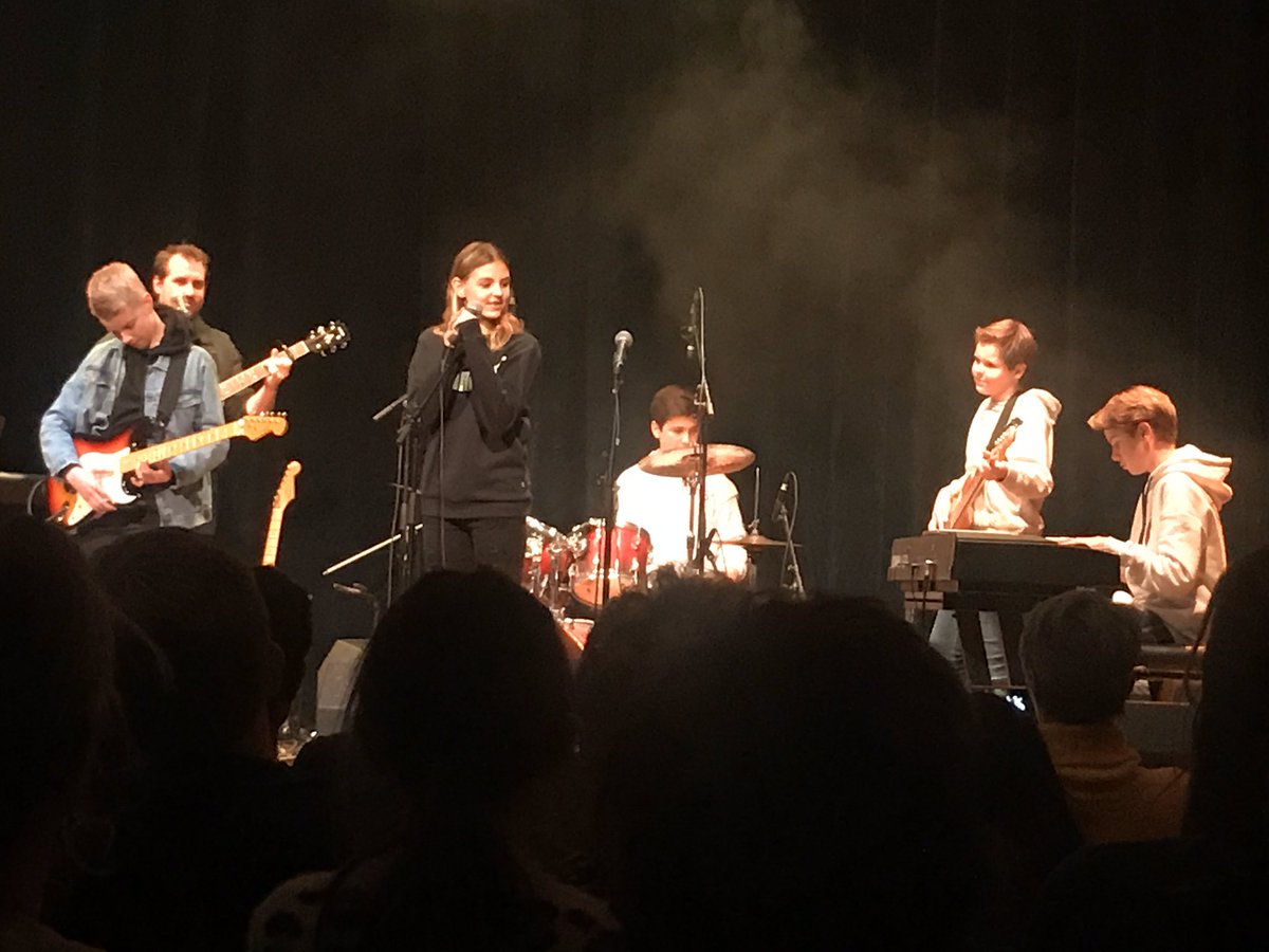 depopulier's tweet photo. Een band van tweedeklassers zingt “Radioactive” van Imagine Dragons. https://t.co/El0wQiJV9X