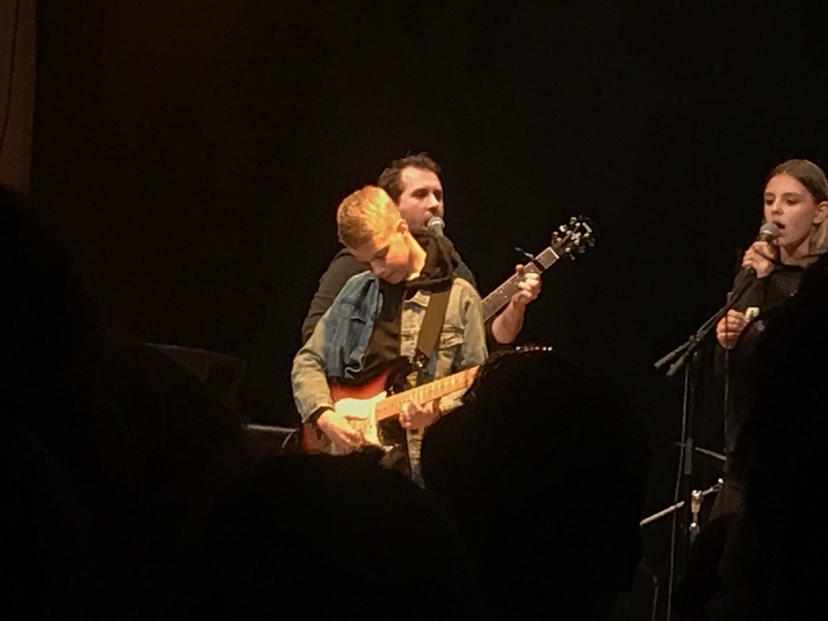 depopulier's tweet photo. Een band van tweedeklassers zingt “Radioactive” van Imagine Dragons. https://t.co/El0wQiJV9X