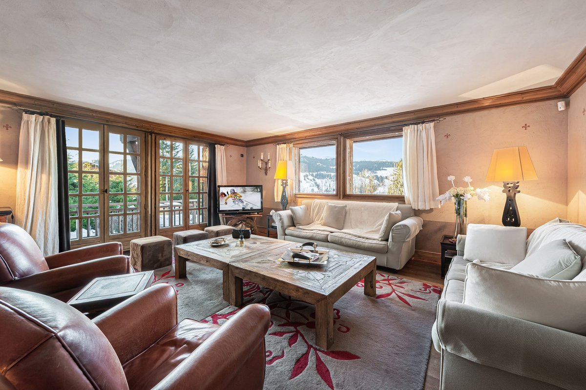CimalpesEstate's tweet photo. 🏠 #AVENDRE | A côté des pistes du Mont d'Arbois, nous vous proposons ce charmant chalet dans un quartier calme. Avec sa vue dégagée et sa très belle pièce de vie, voici le début d'une visite dont vous vous souviendrez.

💦 Sauna
⛷ Retour à ski possible

https://t.co/8adv4mmkie https://t.co/O5AiVBGglT