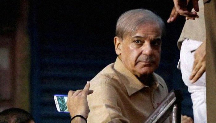 _NadeemZaidi's tweet photo. دو دن پہلے ایک ڈرامے باز نے اپنے بھائی کے آپریشن کے بہانے اپنی وطن واپسی موخر کرنے کا اعلان کیا تھا

نیب کو اس کے خلاف ملنے والے منی لانڈرنگ کے تازہ شواہد دیکھ کے لگتا ہے کہ اب وہ ڈرامے باز اپنے بھائی کے آپریشن یا تدفین کے بعد بھی نہیں آئے گا
@CMShehbaz @MaryamNSharif @pmln_org https://t.co/JmeQ1dFA6S