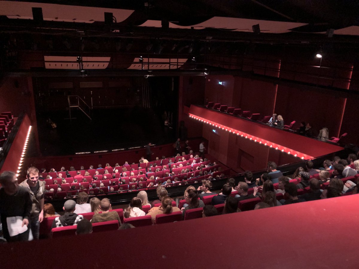 Heerlijk! Weer een volle zaal bij ⁦<a href="/theatervoorhuys/">Theater 't Voorhuys</a>⁩ dankzij Onze Henry ⁦<a href="/HenryvanLoon/">Henry van Loon</a>⁩ !