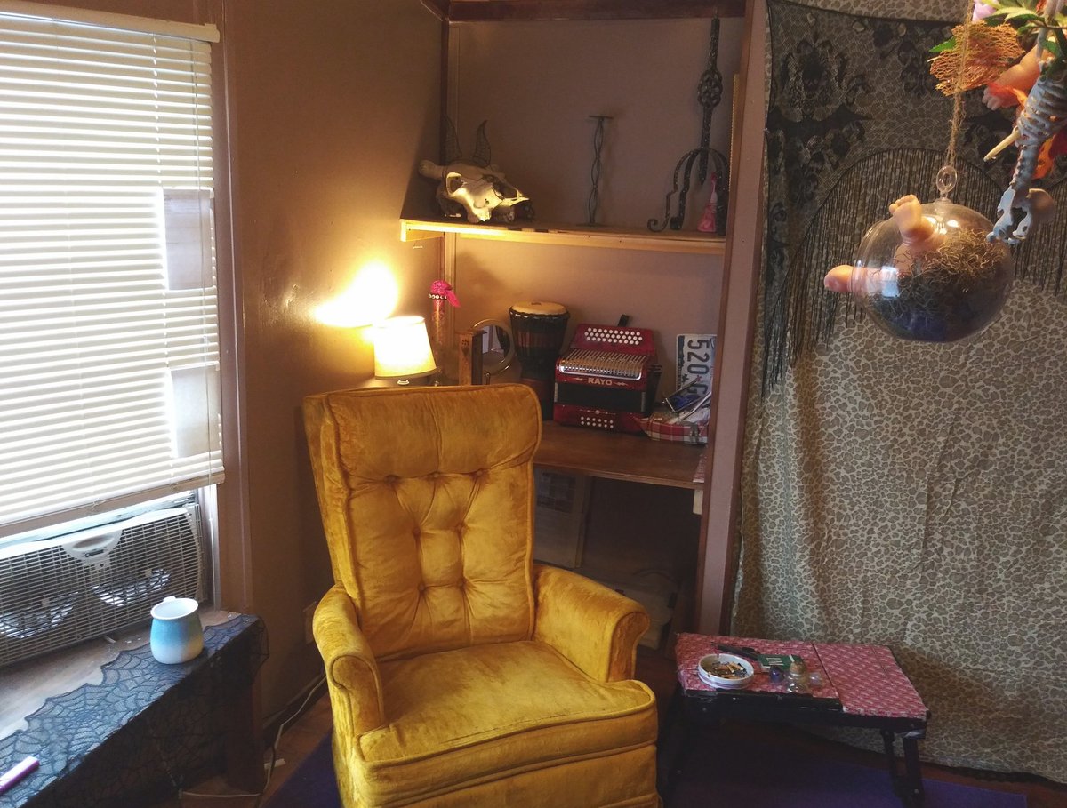 FeatheredBelles's tweet photo. My office is the fucking cutest 
#aesthetic #interiordesign #spooky #artstudio #office 
Plus everything is SUPER ORGANIZED https://t.co/e0snIx4n94
