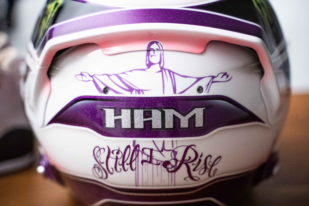 BenjiNews_'s tweet photo. Voici le nouveau casque de Lewis #Hamilton pour la saison 2020 ⬇️

#Formula1 #Formule1 #F1 #F12020 #Mervedes #LH44 #F1Testing https://t.co/mZlzo16rLG