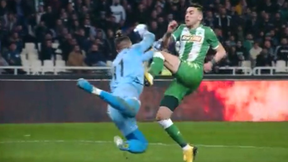 PAOK_ESP's tweet image. Tremendo golpe se ha llevado #Paschalakis en un lance de juego con #Donis. 😵Ha tenido que recibir asistencia médica. 

Sigue valiendo el gol de #Swiderski para el 0-1 parcial. 
Global: 3-0 

#paoPAOK #GreekCup #KypelloElladas