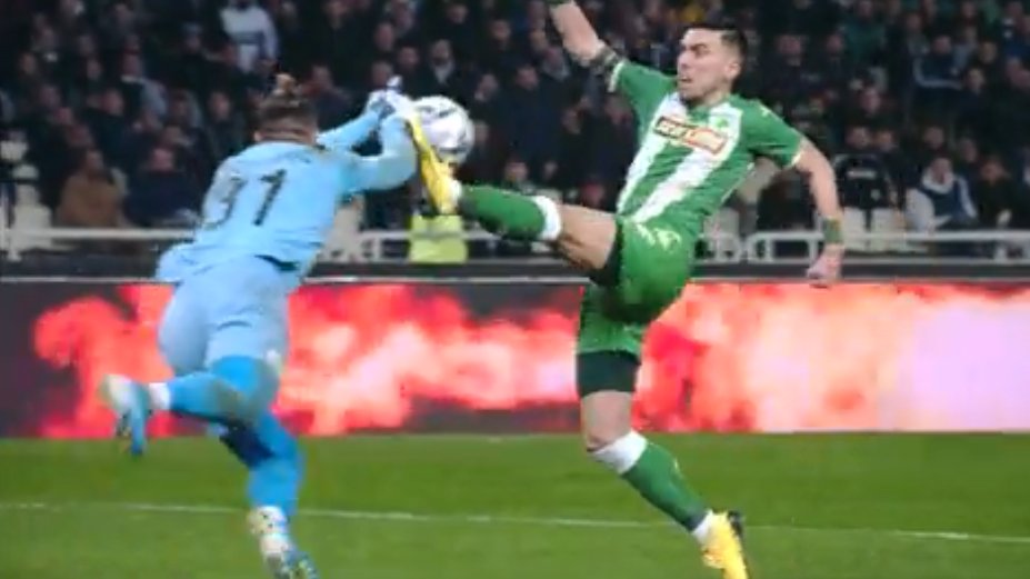 PAOK_ESP's tweet image. Tremendo golpe se ha llevado #Paschalakis en un lance de juego con #Donis. 😵Ha tenido que recibir asistencia médica. 

Sigue valiendo el gol de #Swiderski para el 0-1 parcial. 
Global: 3-0 

#paoPAOK #GreekCup #KypelloElladas