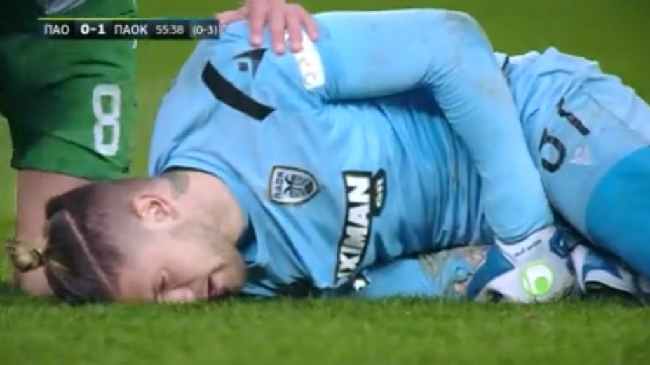 PAOK_ESP's tweet image. Tremendo golpe se ha llevado #Paschalakis en un lance de juego con #Donis. 😵Ha tenido que recibir asistencia médica. 

Sigue valiendo el gol de #Swiderski para el 0-1 parcial. 
Global: 3-0 

#paoPAOK #GreekCup #KypelloElladas