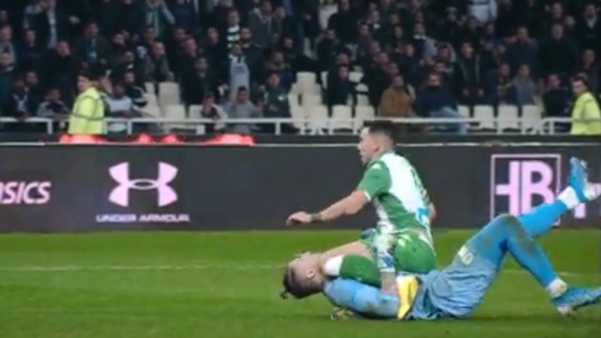 PAOK_ESP's tweet image. Tremendo golpe se ha llevado #Paschalakis en un lance de juego con #Donis. 😵Ha tenido que recibir asistencia médica. 

Sigue valiendo el gol de #Swiderski para el 0-1 parcial. 
Global: 3-0 

#paoPAOK #GreekCup #KypelloElladas