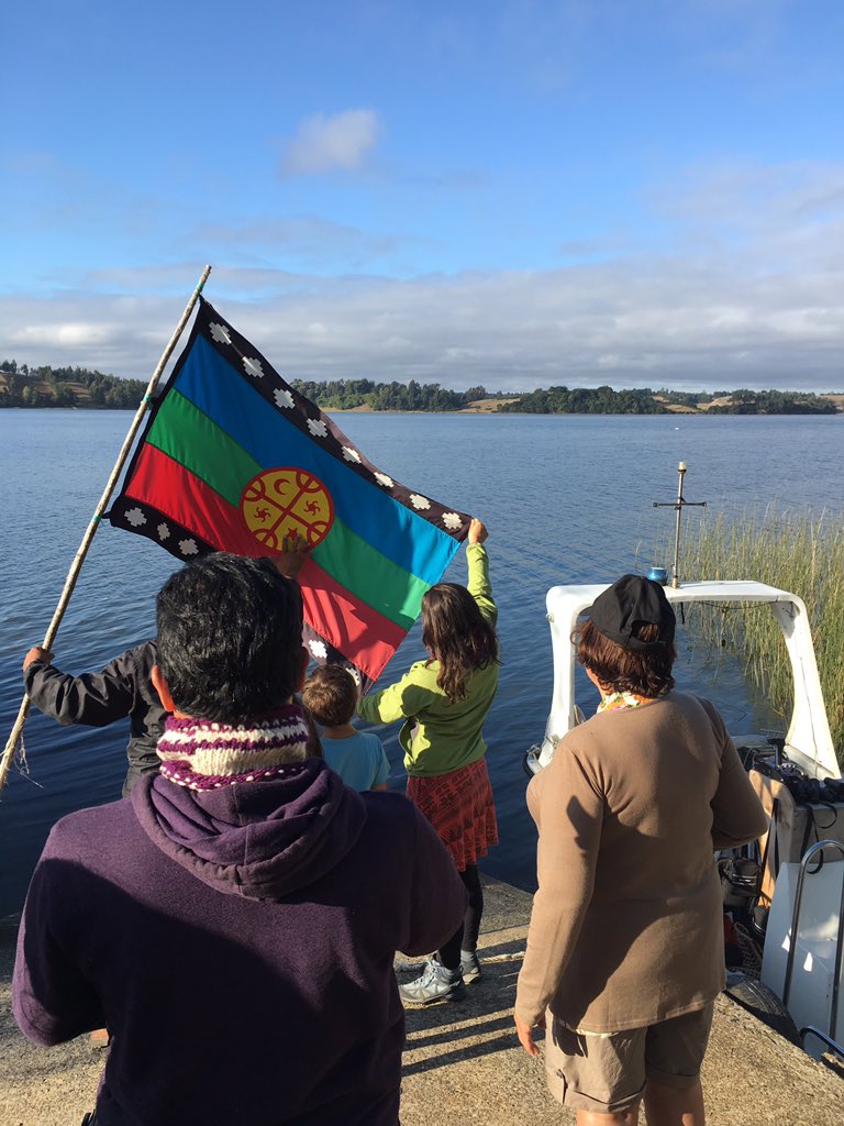BudiMapu's tweet photo. Clientes desde Stgo tremenda familia quienes estuvieron navegando con nosotros @BudiMapu @IslaLlepo.
Relatos 
Avistamiento de aves 🐦 e islas del budi 🌳🌳
Contáctenos con tiempo #guiaslocales #museomapuche. https://t.co/OqAtO5ExCU