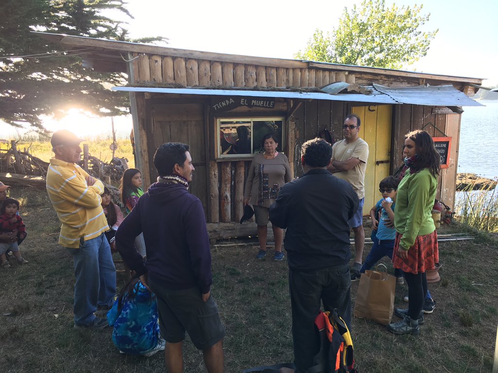 BudiMapu's tweet photo. Clientes desde Stgo tremenda familia quienes estuvieron navegando con nosotros @BudiMapu @IslaLlepo.
Relatos 
Avistamiento de aves 🐦 e islas del budi 🌳🌳
Contáctenos con tiempo #guiaslocales #museomapuche. https://t.co/OqAtO5ExCU