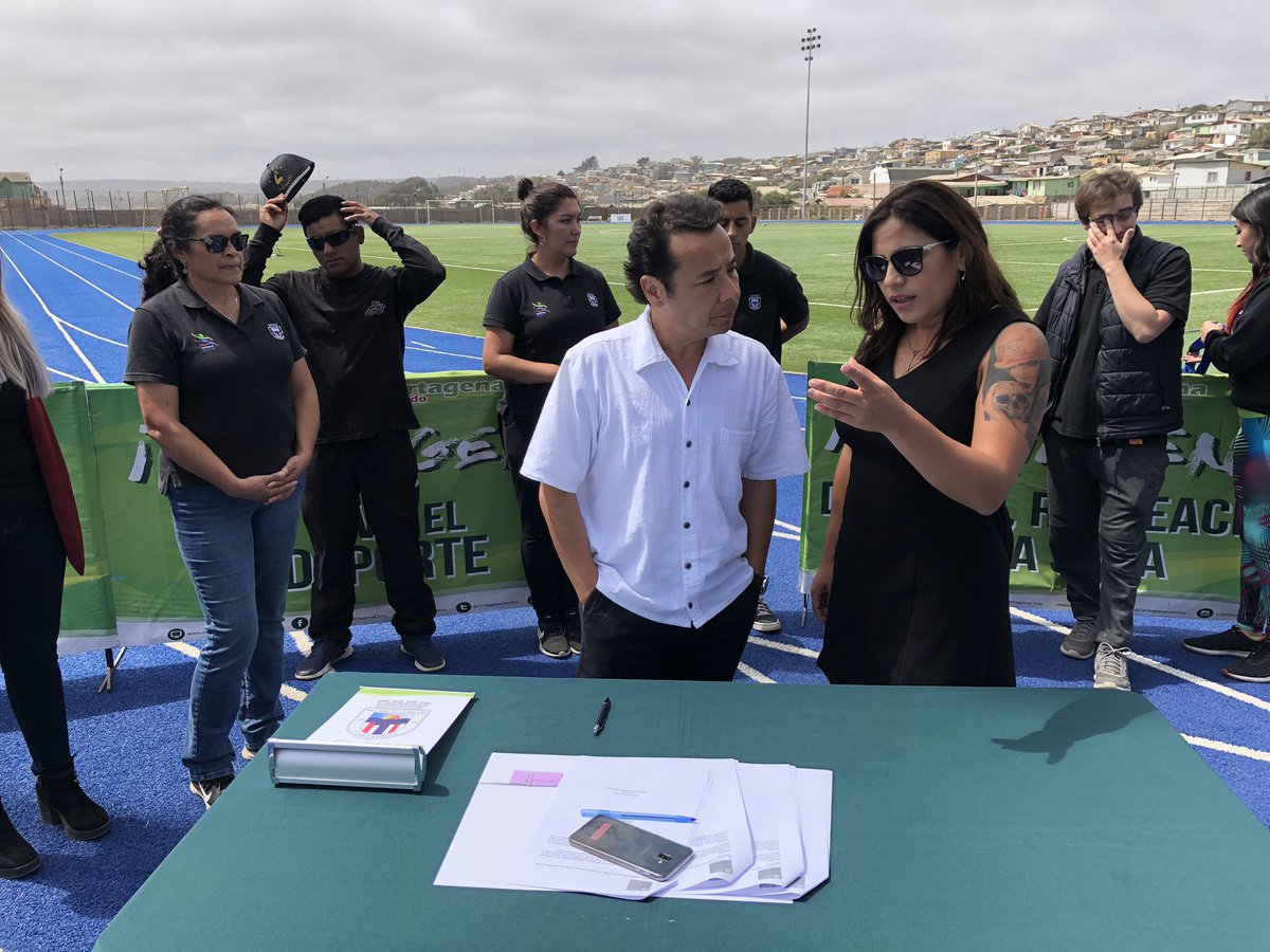 MindepValpo's tweet photo. #Cartagena realizará su #PlanComunal deportivo 💪🏼🇨🇱
En el mejor de los escenarios la seremi @rutholiverad y el Alcade Rodrigo García de @CartagenaCambia firmaron el convenio para realizar el plan comunal y fijar la hoja de ruta que permitirá desarrollar y potenciar el deporte🏄 https://t.co/4VBAndHQz5
