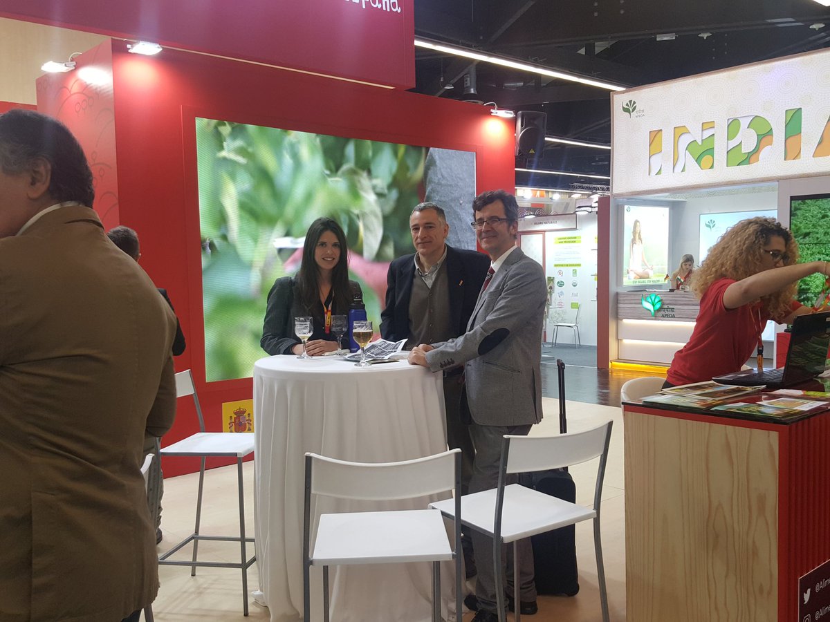 Hemos promocionando la produccion bio española, escuchado a los operadores y tejiendo sinergias (FIAB, Navarra, ICEX, Murcia, Prodesco)para el fomento de #AlimentosdEspaña ecológicos en el primer dia de BIOFACH 2020 Nurenberg. Buen trabajo Equipo!
