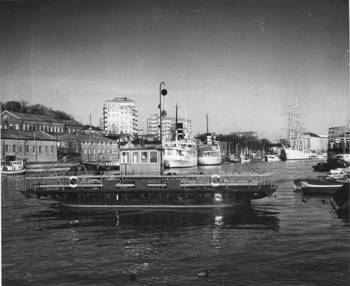 Outo ilta förikuskilla tänään. Vettä vihmoi, mutta lossi pari tuntia täynnä lamppupäitä. Pääosa tarttui tarjoukseen reittiosuudella: tois pual jokke - täl pual jokke.
#StreetO #suunnistus #Turkuliikkuu