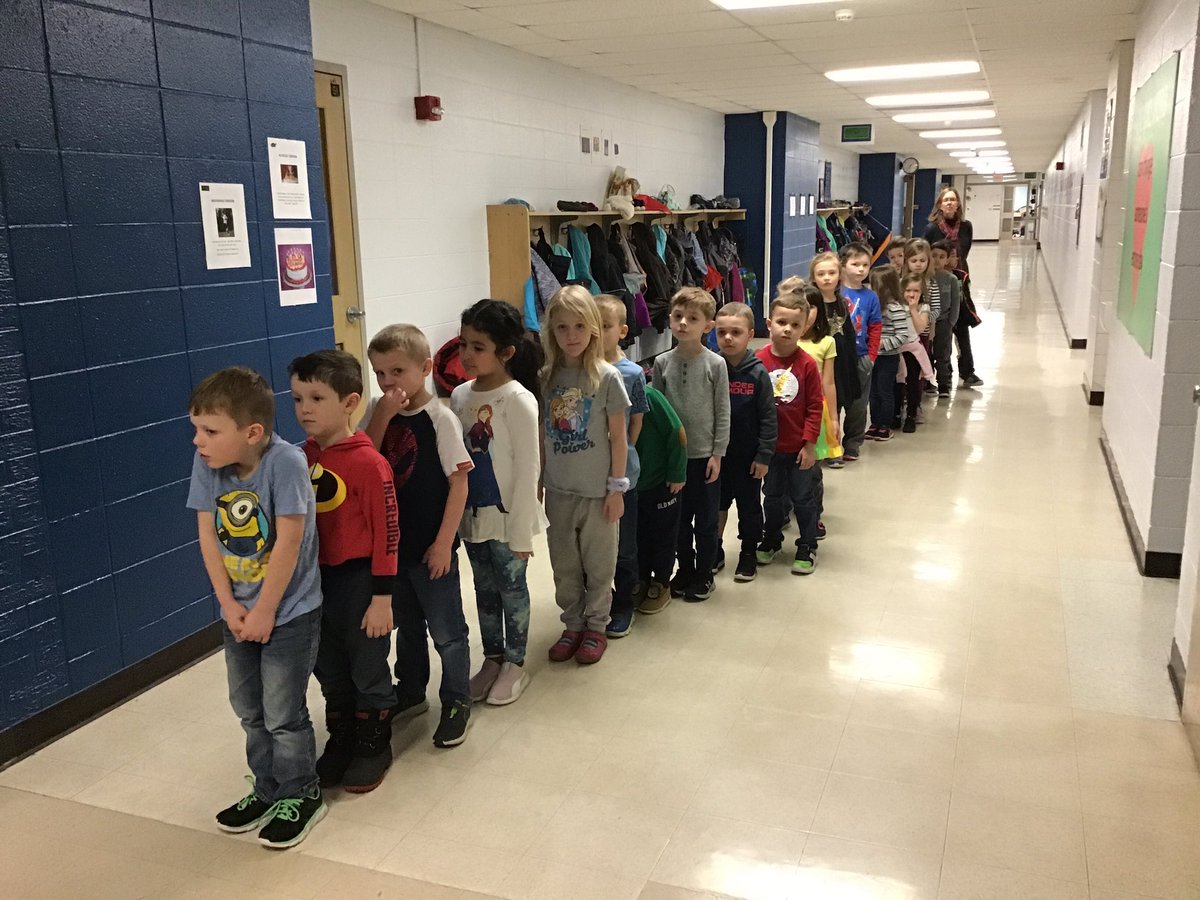 JenniferMann4K's tweet photo. Showing respect with our best hallway behavior! Go kindergarten! #teamlowell https://t.co/rh0gJsqp45