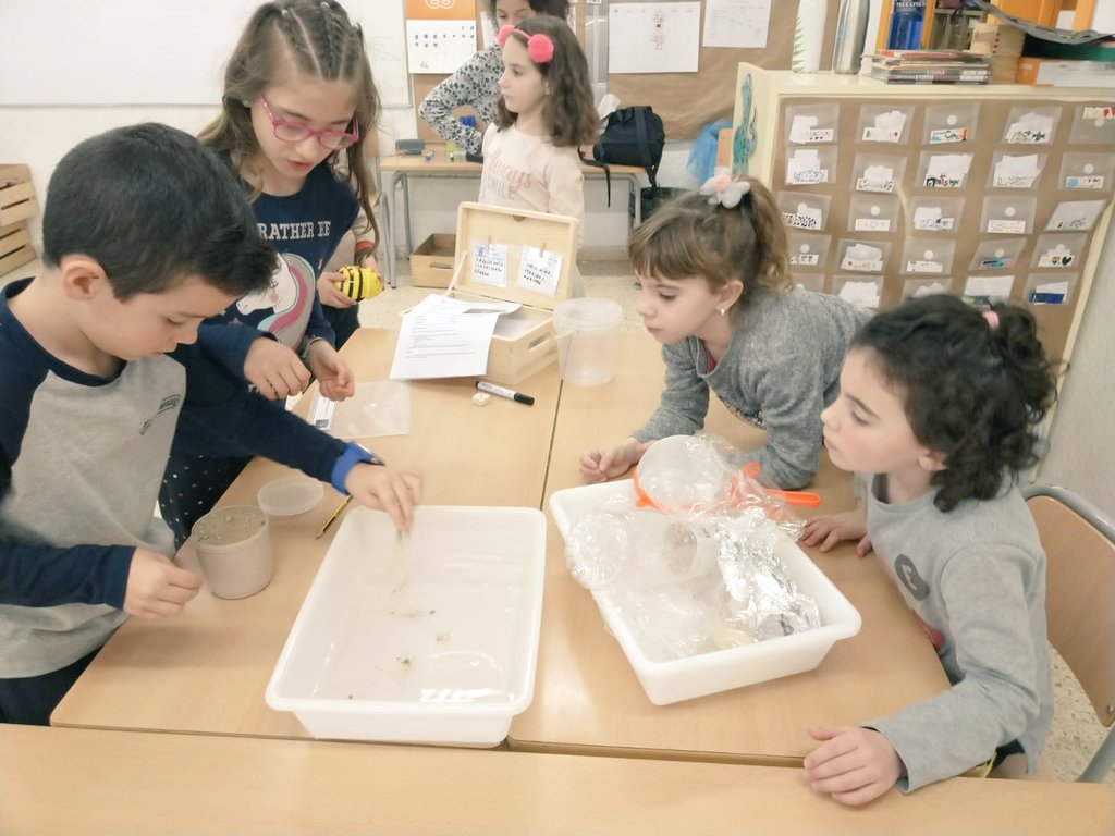 Escola_Alberich's tweet photo. Avui hem hibridat els #Projectes de comunitat amb #CaixesdeRecerca. Hem patit 😅 i avui les hem gaudit amb els nostres infants 😍. Acompanyar, dubtar, indagar,... Brutal! Gran dia a l'escola 🙌🙌🙌 #Transformacióeducativa #Tenimidees #Juntssomimparables #Somunequip https://t.co/LkE3QlN4OX