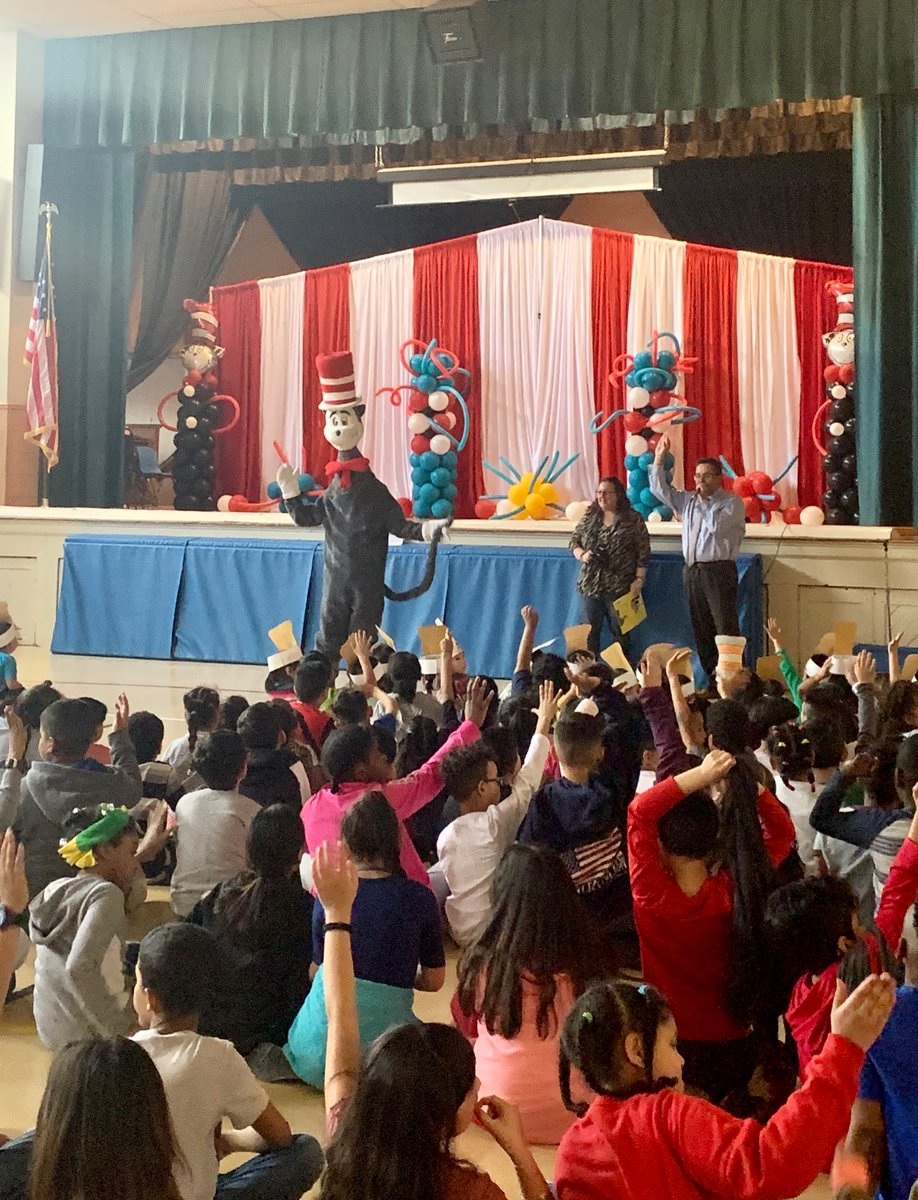 MsDeSimone_FTPS's tweet image. Cat in the Hat visited PGM today! And Mr. Rivera discussed how important reading is to our lives. What a great way to kick off Reading Across America celebration! @PGM_FTPSchools