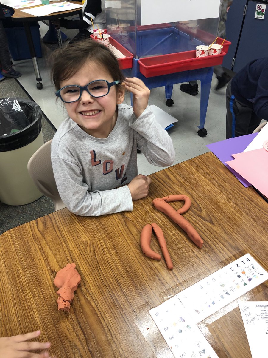 pre_jhe's tweet photo. Worksheetless Wednesday and the letter Dd!     #HayesHawks https://t.co/BS0HYwUY1i