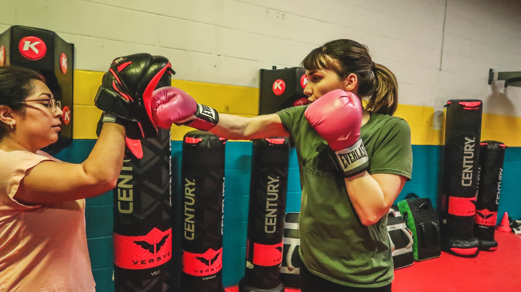 EMAEtobicoke's tweet photo. Work on your hands at boxing at 4:30pm today!
#boxing #boxer #boxergirls #boxerguys #girlsboxing #guysboxing #boxingclass #boxingtips #boxingtraining #boxingmatch #onetwo #jabcross #jabcrosshook #throwhands #boxinggoals #boxingfit #fitboxing #fitnessboxing #boxingfitness https://t.co/NAfEjOXMlB