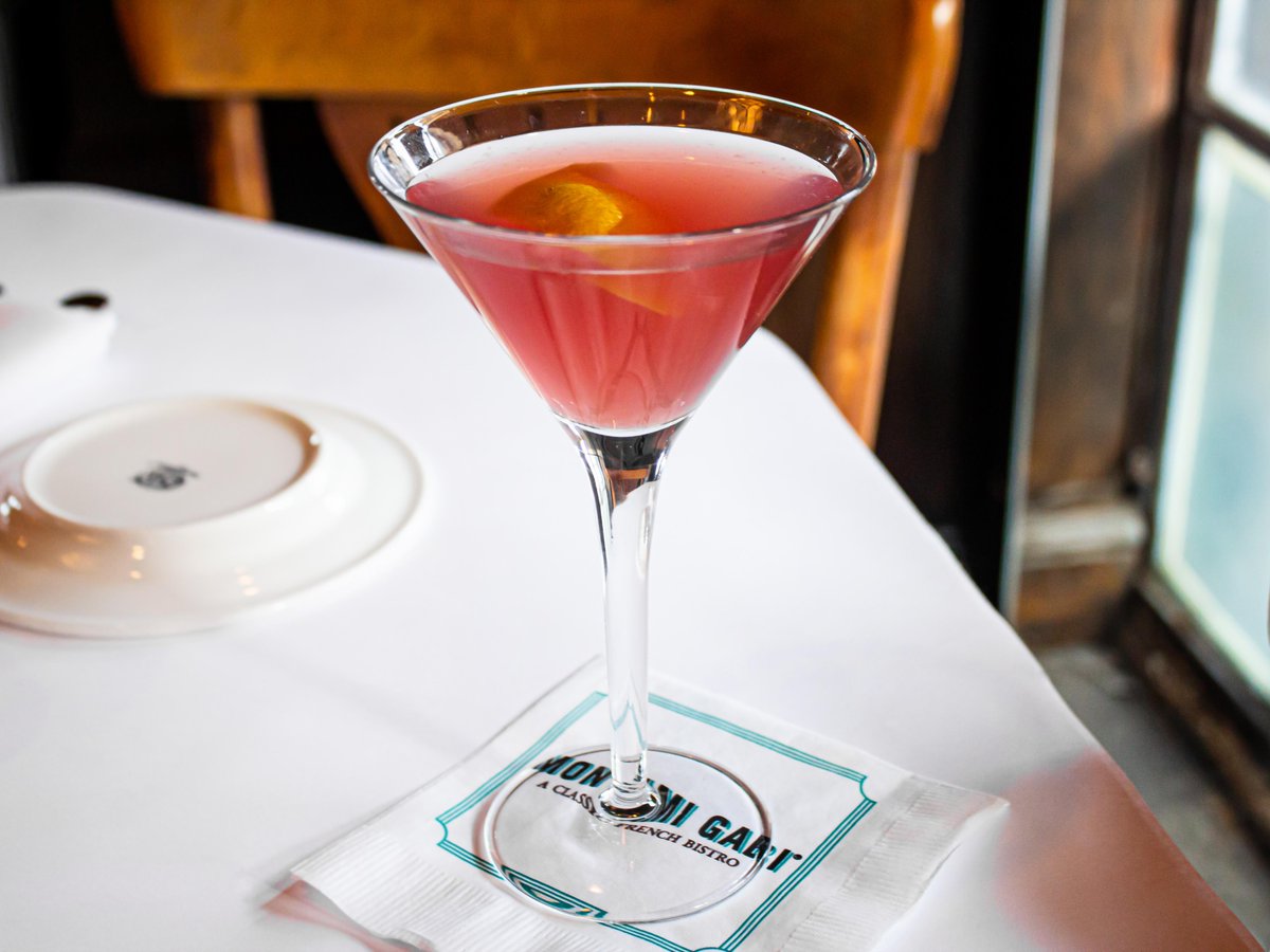 A special occasion calls for a special cocktail, enter La Vie en Rose. We can't think of a better way to toast to from the heart.❣️Sip at our bar tonight: bit.ly/2OBKYAS