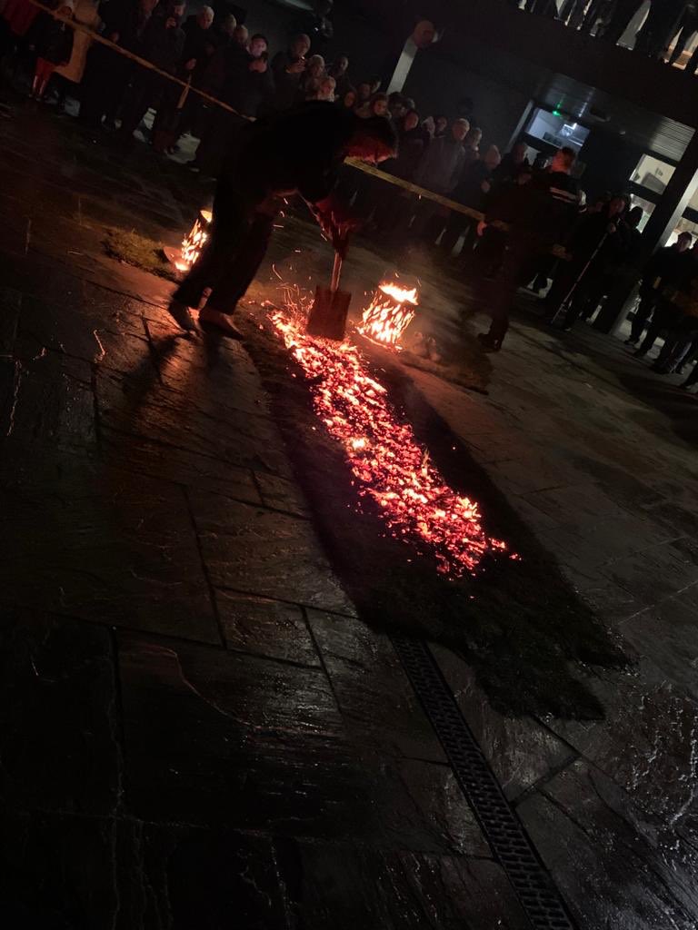 Siani01's tweet image. An amazing evening FIREWALKING @UplandsRFC for @tenovuscancer. #TeamTenovus #Firewalking #SuperSupporter  justgiving.com/team/teamfire