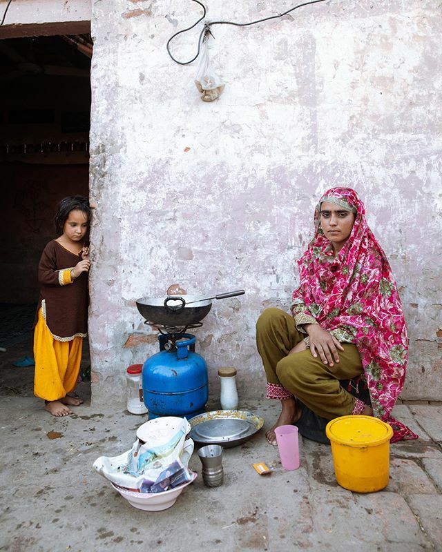 One dream I had when I was in the thick of learning to be a mum in Rumi’s first year was to put together a photography book with excerpts on different mothering strategies from around the world. For example, this mum in Pakistan living in a brick kiln, w… ift.tt/2HiUBAo