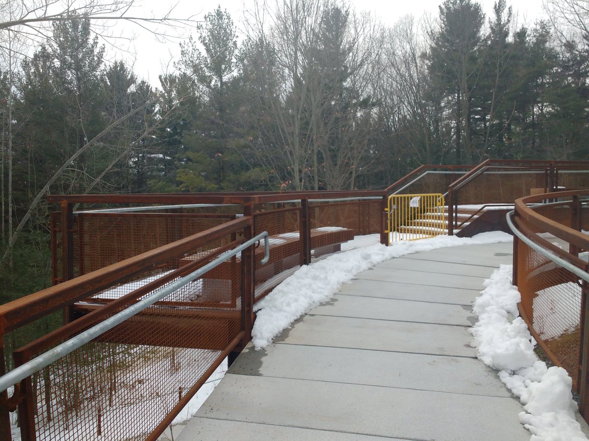 dylan_reid's tweet image. My turn to explore the new accessible/winterized trail from U of T Scarborough to Highland Creek. I like the side viewing stations (tho closed for winter) #walkTO #sitTO