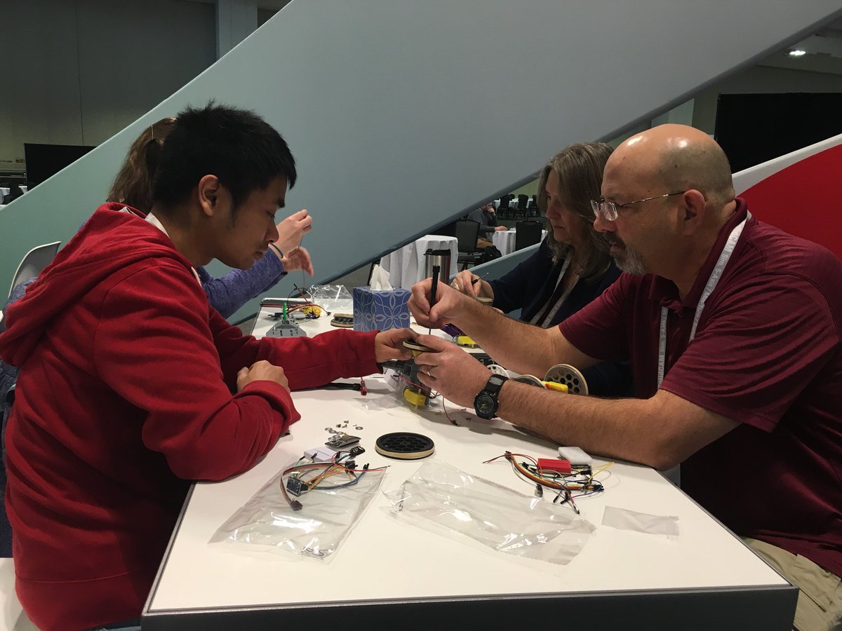 #everykidgetsarobot build at #3DXW20 playground. Lots of work going on here to make this happen. Thx teams! <a href="/SOLIDWORKS/">SOLIDWORKS</a>