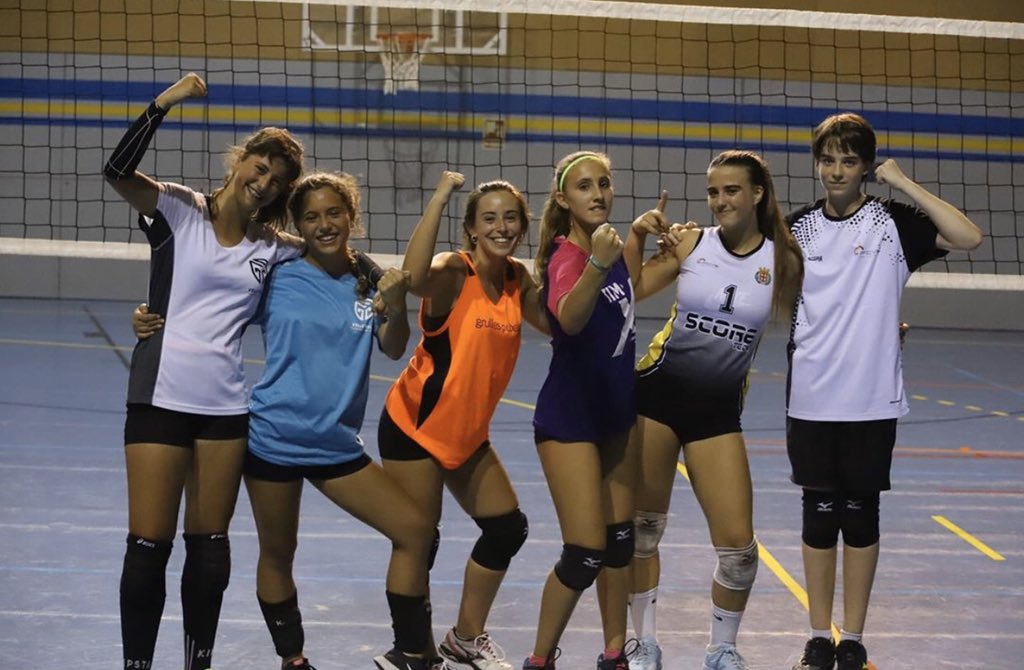 VolleyballTCamp's tweet image. #VTC2020 🏐 | ‘La Nit del Torneig’ se ha convertido en un clásico de nuestro campus 🤩

La competición nocturna por equipos es lo más esperado por nuestros chicxs 🔥

¿Estás preparadx para la tercera edición? ✅ 

Atentxs a nuestras redes, pronto más novedades 📲