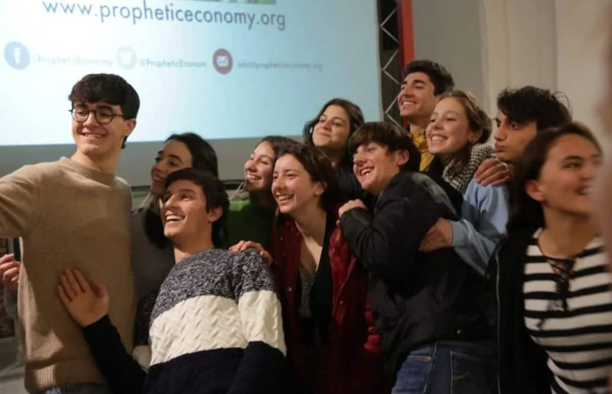 🙋‍♀️🙋‍♂️PROPHETIC ECONOMY YOUNG: "La forza di quello che dicono è sconvolgente perché sono ancora capaci di sognare e sono consapevoli che questo è il loro momento, quindi vogliono essere protagonisti del loro futuro, e di conseguenza anche del loro presente".
nomadelfia.it/restiamo-uniti…