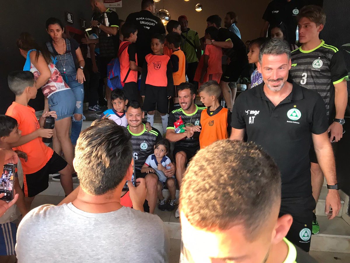 PlazaColonia's tweet photo. INTERCAMBIO DE ABRAZOS!

Gurises, padres, madres y profes de la Escuelita Atlético Alto Barinas FC nos llenan de cariño mientras esperamos el debut copero.

Gracias por tanto amigos barineses!

Es solo fútbol dicen...

@Sudamericana https://t.co/D4IGs5bwVM